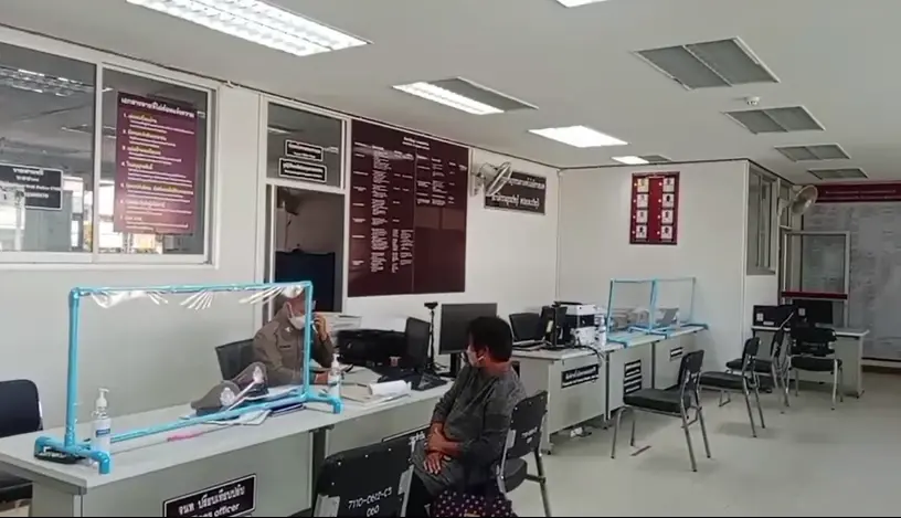 ระทึก! ชายคลั่งถือมีดบุกโรงพัก จะฟันตำรวจ พบเสพยาจนป่วยจิตเวช
