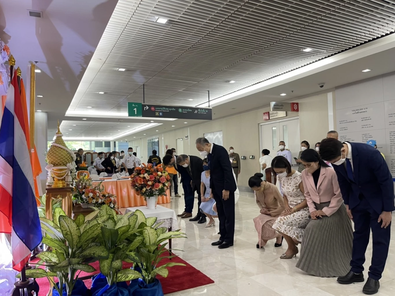 ผู้บริหารเนชั่นกรุ๊ป พร้อมด้วยผู้ประกาศข่าวเนชั่นทีวี ร่วมลงนามถวายพระพร เจ้าฟ้าพัชรกิติยาภาฯ ให้ทรงหายจากพระอาการประชวร