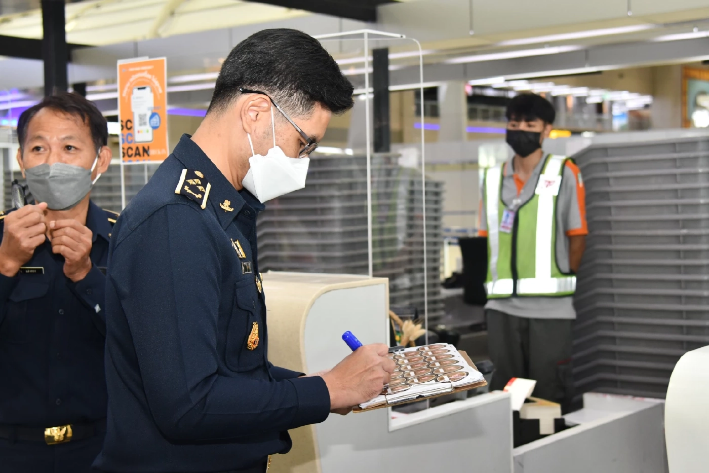 คน. ลงตรวจ เครื่องชั่งน้ำหนักกระเป๋า ทุกสนามบิน  ดูแลผู้โดยสารเดินทางปีใหม่