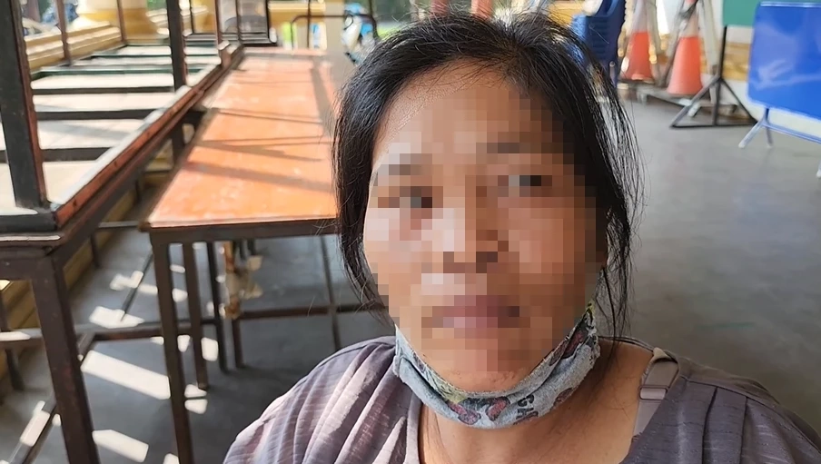 นางพรเพ็ญ อุ่นต๊ะ อายุ 45 ปี แม่ของนายพงศธร ผู้เสียชีวิต 