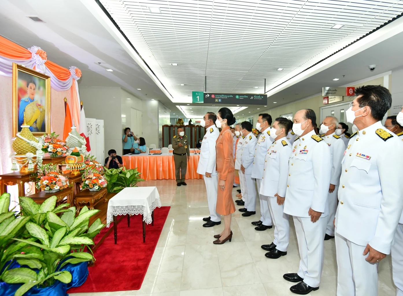  นายกฯและภริยา พร้อมคณะรัฐมนตรีและคู่สมรส ร่วมลงนามถวายพระพร สมเด็จพระเจ้าลูกเธอ เจ้าฟ้าพัชรกิติยาภาฯ