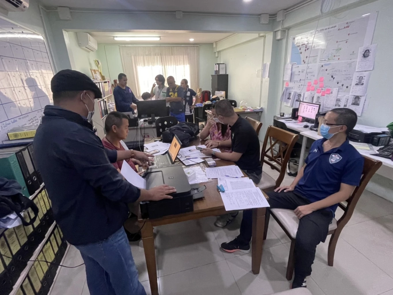 ตำรวจ PCT บุกเมืองชลฯ ปิดเว็บพนันบอลโลก เงินหมุน 100 ล้านต่อเดือน