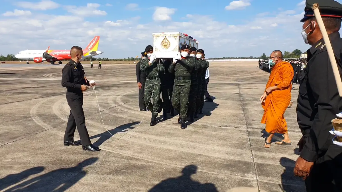 กองทหารเกียรติยศ นำร่างกำลังพล "ร.ล.สุโขทัย" กลับบ้านเกิดอย่างสมเกียรติ