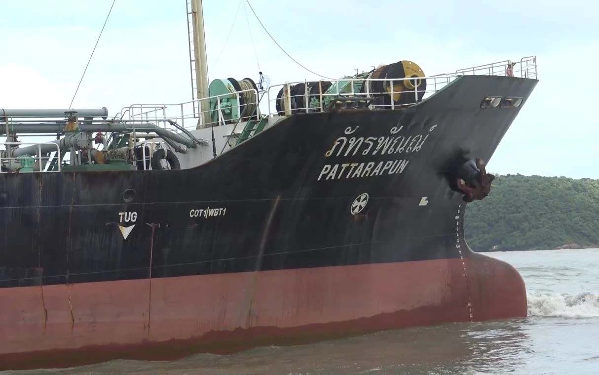 ชาวบ้านแห่ถ่ายรูป เรือบรรทุกน้ำมันเกยหาด คาดกู้เรือออกจากฝั่งได้ปีหน้า