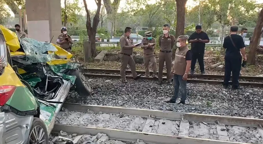 เจ้าหน้าที่ตรวจสอบซากรถ