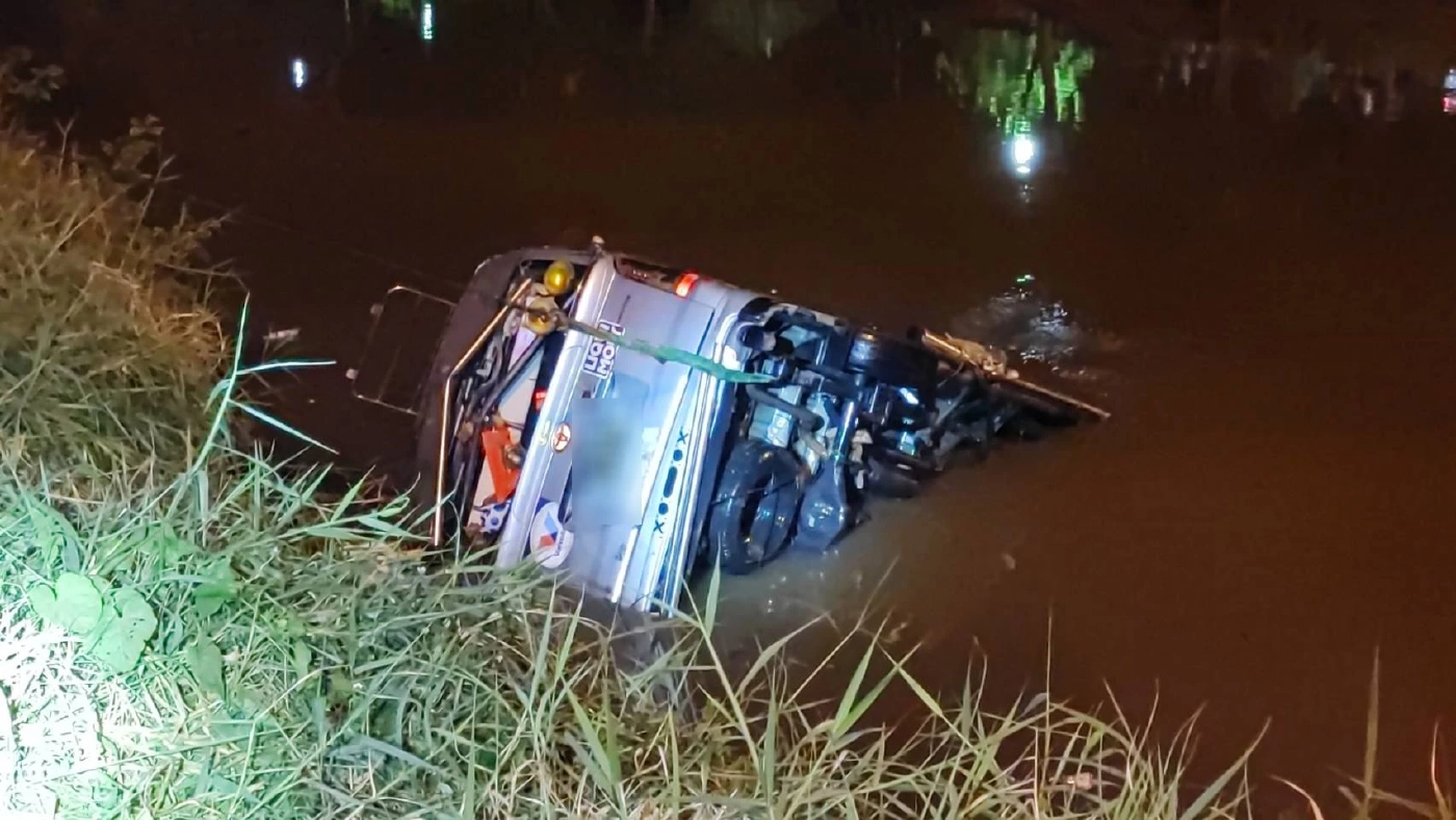 รถตู้โดยสารพาคนกลับ ตจว. พุ่งตกคลองระพีพัฒน์ ดับ 4 บาดเจ็บ 7