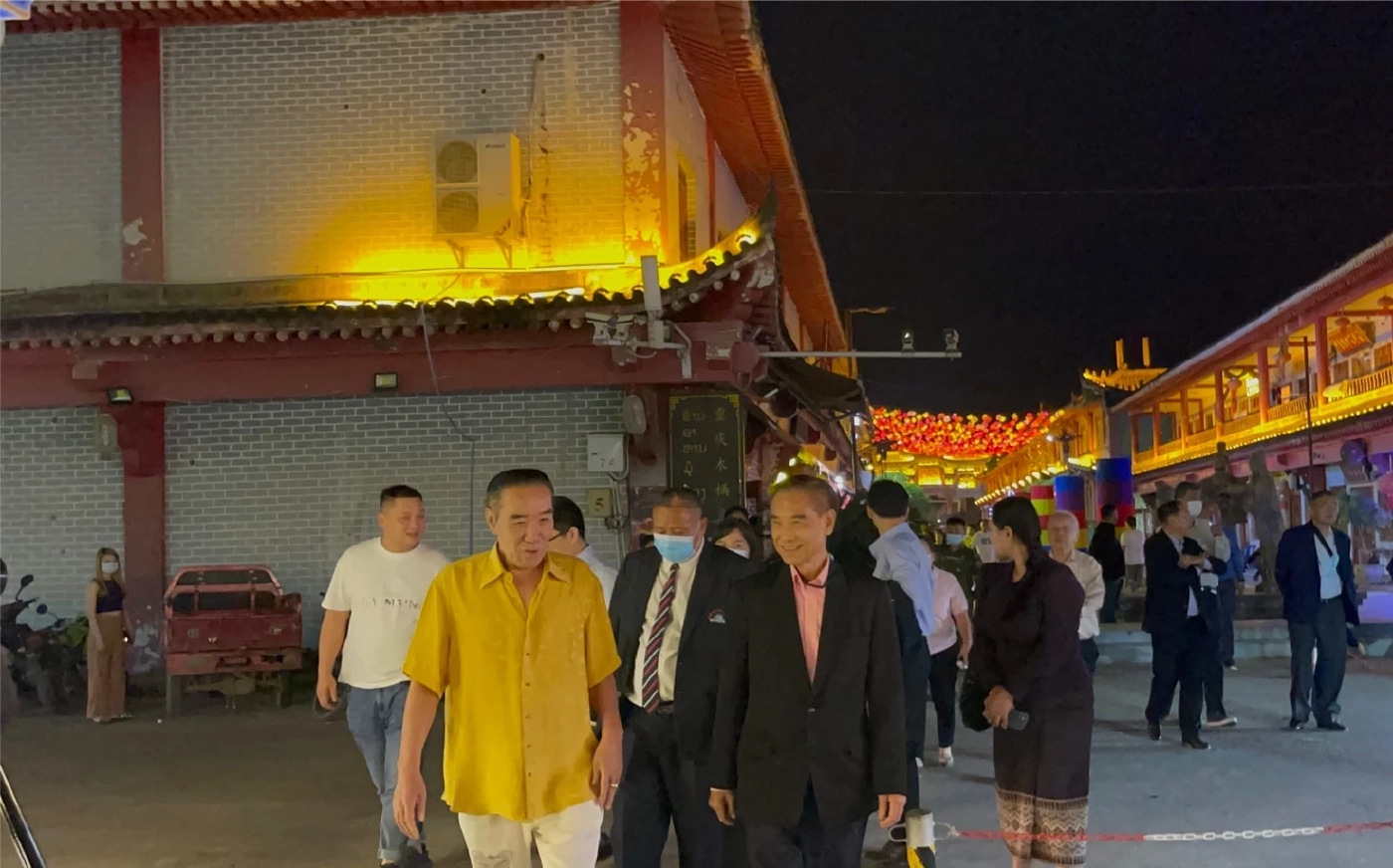 จ้าวเหว่ย (เสื้อเหลือง)  ประธานเขตเศรษฐกิจพิเศษสามเหลี่ยมทองคำ 