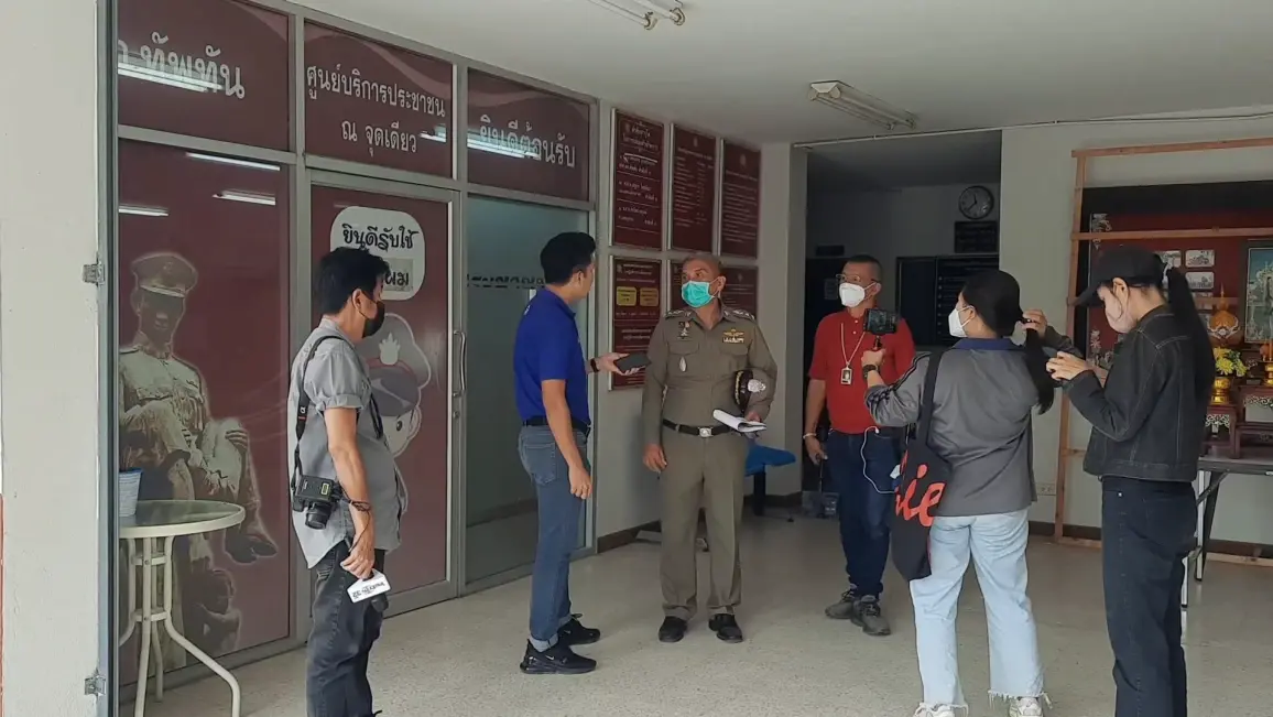 พ.ต.อ.กิตติ์ธเนศ สุริยศักดิ์ภูบดี รักษาราชการแทน ผกก.สภ.ทัพทัน เปิดเผยความคืบหน้ากับผู้สื่อข่าว