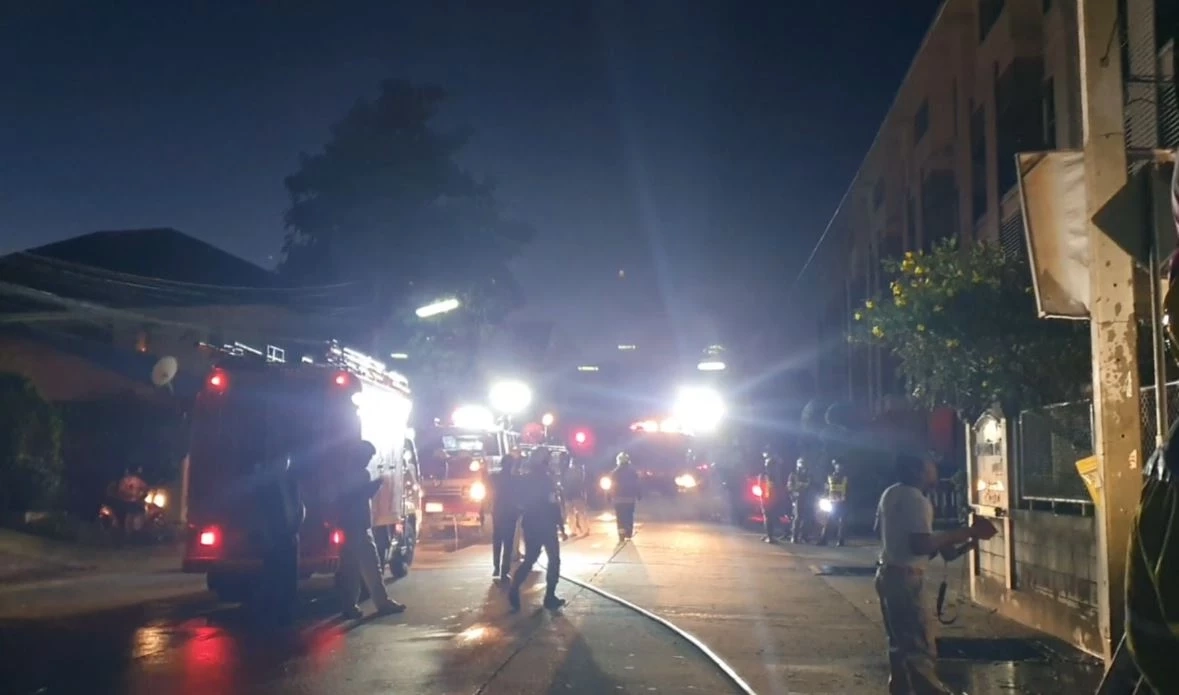 ระทึก! หม้อแปลงระเบิดกลางเมืองสุรินทร์ ไฟไหม้ลุกลามอาคาร รร. เทศบาล 2