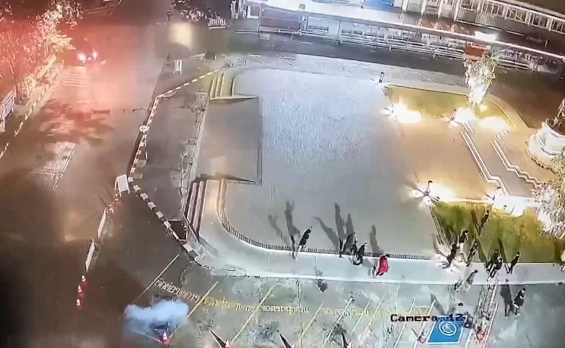 เปิดคลิปโจ๋กร่างปาบึ้มขู่อริหน้า รพ.ศูนย์อุดรธานี ด้าน ตร. ตามรวบยกแก๊ง