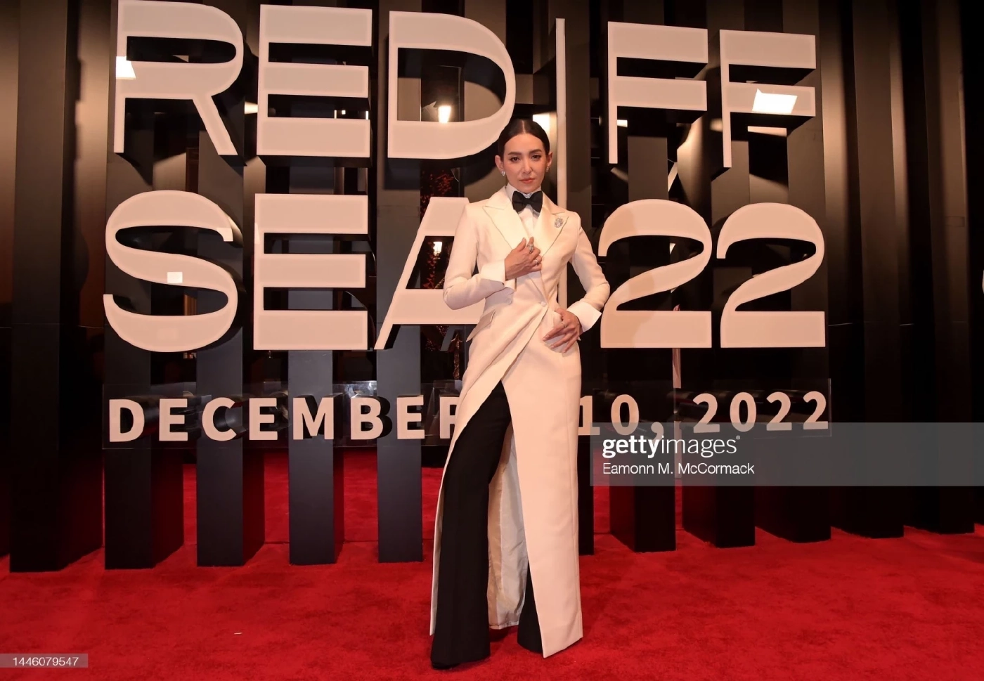 ตะลึงกันทั้งงาน “เบลล่า” ลุคใหม่แต่งบอย ใส่ทักซิโด้ เดินพรมแดง Red Sea Film