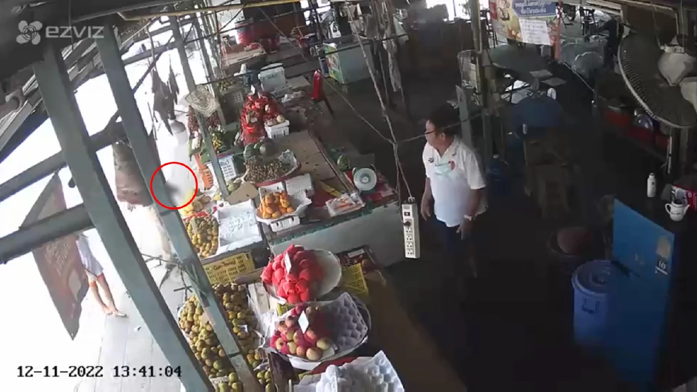 ภาพอีกมุม ขณะเจ้าของร้านผลไม้เจรจา