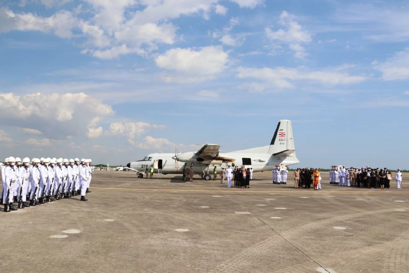 ร่าง 3 กำลังพล ร.ล.สุโขทัย รวม "หมอแชมป์" ถึงสัตหีบแล้วอย่างสมเกียรติ