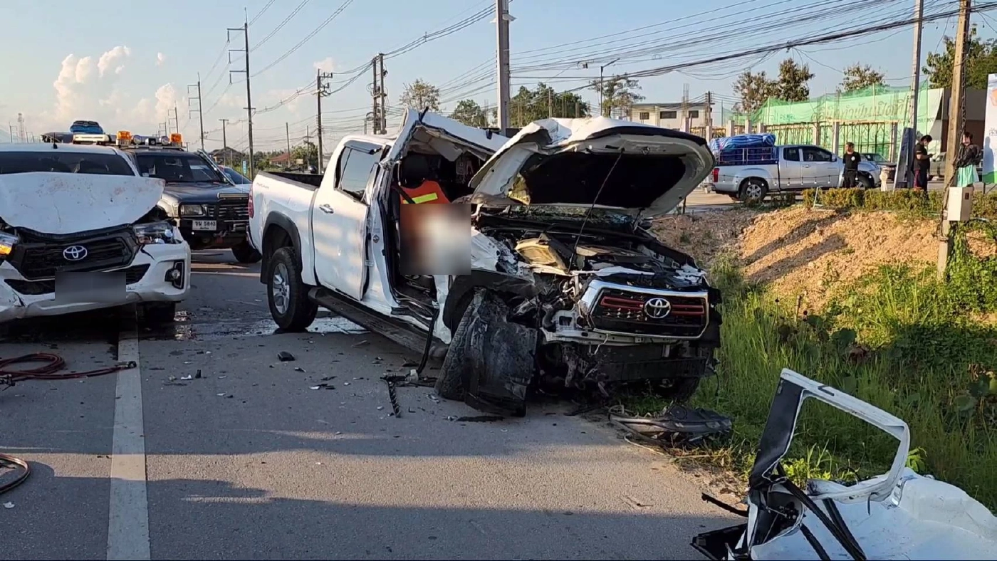 รถพ่วง 18 ล้อ จอดเสียกลางถนน กระบะผู้รับเหมาพุ่งเสยท้าย ดับคาซากรถ