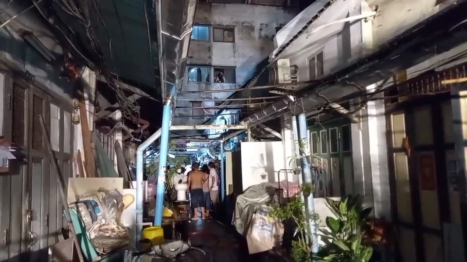 ระทึก! ไฟไหม้ชุมชนวานิชสัมพันธ์กลางดึก เพลิงเผาบ้านเก่าอายุเกือบ 100 ปีวอด