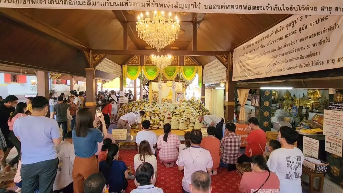 นทท.แห่ขอพรหลวงพ่อทันใจ วัดดอยคำ เสริมความเป็นสิริมงคลต้อนรับปีใหม่
