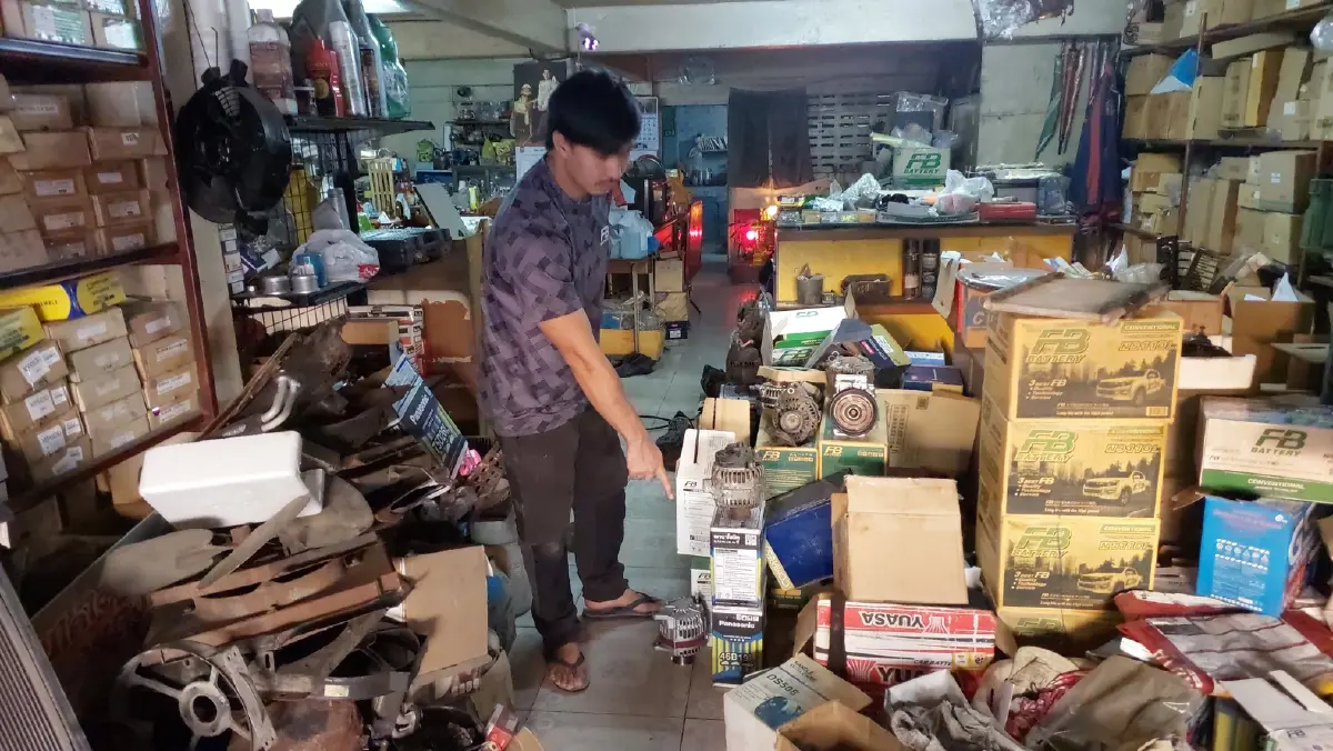 เจ้าของร้านกำลังเล่าถึงเหตุการณ์โจรแสบเข้าไปฉกแบตเตอร์รี่