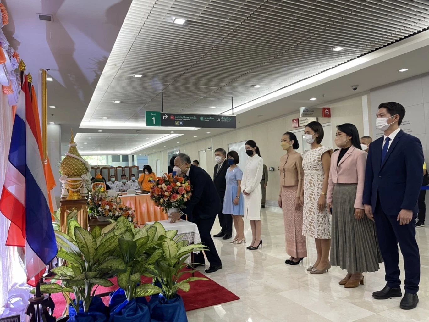 ผู้บริหารเนชั่นกรุ๊ป พร้อมด้วยผู้ประกาศข่าวเนชั่นทีวี ร่วมลงนามถวายพระพร เจ้าฟ้าพัชรกิติยาภาฯ ให้ทรงหายจากพระอาการประชวร