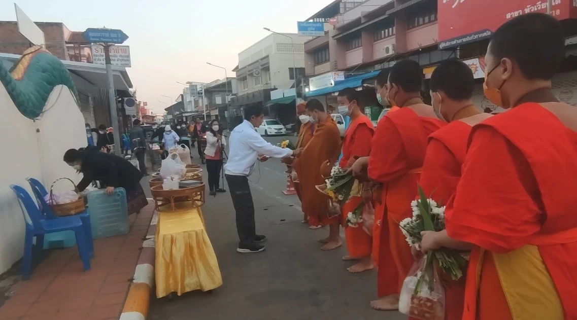 รอง ผวจ.น่าน จัดพิธีทำบุญตักบาตร ถวายเป็นพระราชกุศลแด่ เจ้าฟ้าพัชรกิติยาภาฯ