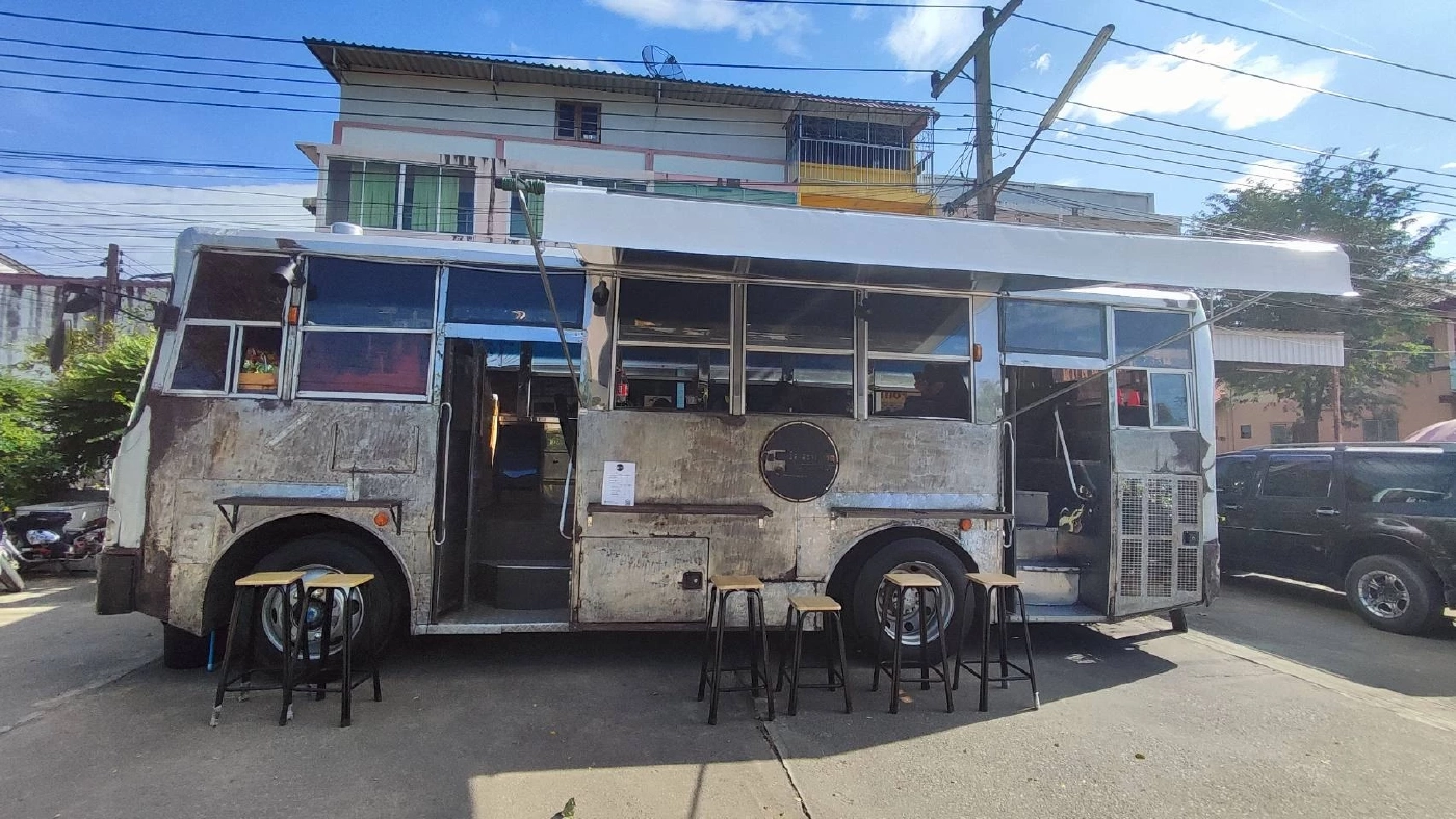 คาเฟ่รถเมล์เก่า ย้อนอดีต ลิ้มรสกาแฟดัง อ.สามโคก ต้องไปลอง(โหน)สักครั้ง