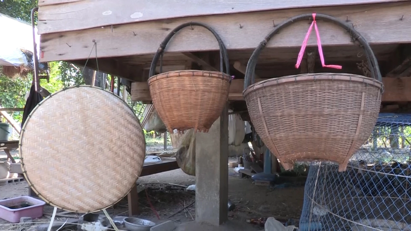 ตาวัย 80 สู้ชีวิต เครื่องจักสานจากไม้ไผ่หารายได้เลี้ยงชีพ