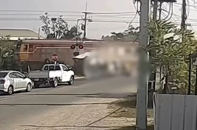 กระบะฝ่าแผงกั้น ถูกรถไฟชนกระเด็นไปโดนรถ-จยย. เจ็บระนาว 5 ราย (มีคลิป)