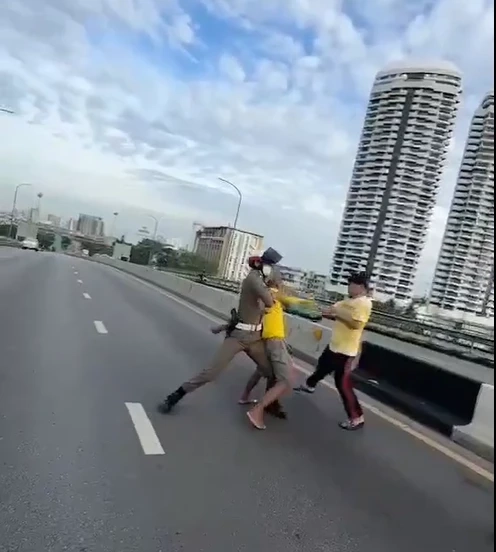 ระทึก! ตร. บุกชาร์จชายคลั่ง ใช้มีดจี้คอตัวเองบนสะพานปิ่นเกล้าฯ (มีคลิป)