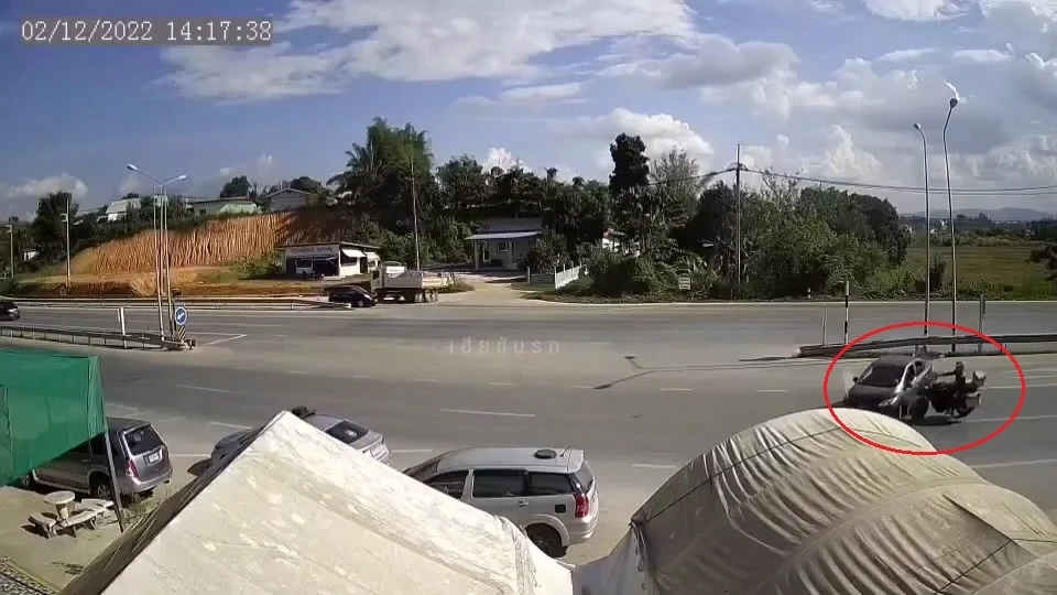 เปิดคลิปนาทีชีวิต นทท.ต่างชาติเปลี่ยนเลนกระทันหัน บิ๊กไบค์ชนจนตัวปลิว