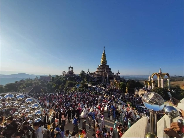 ทะลักล้น! แรงงานเมียนม่านับหมื่นคน แห่เที่ยว "วัดผาซ่อนแก้ว" ช่วงปีใหม่