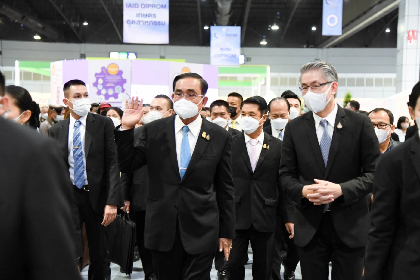 “บิ๊กตู่” ปลุก ปชช. ร่วมมือ รบ. เดินหน้าประเทศ ย้ำ คนไทยต้องรักกัน