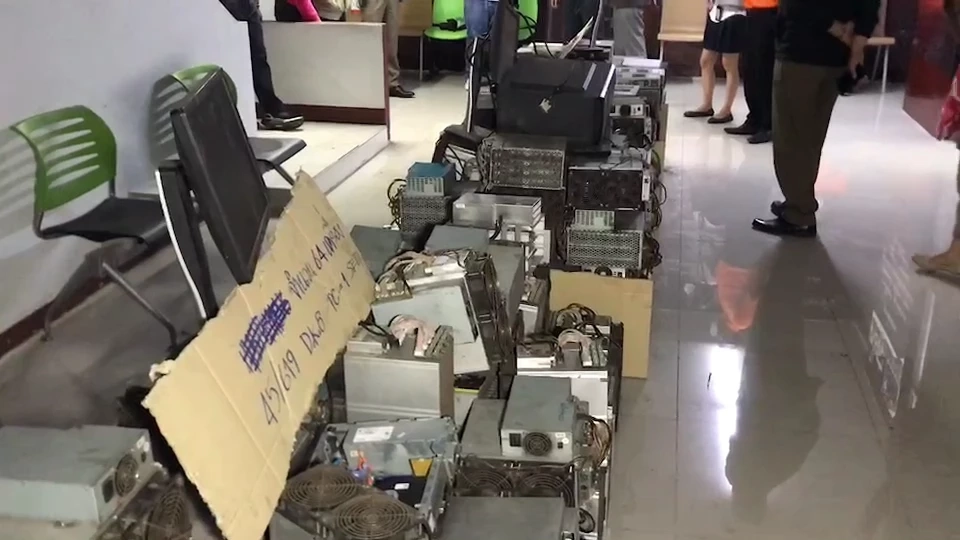 ตำรวจท่าข้าม-กฟน. ทลายเหมืองขุดบิทคอยน์ ลักลอบใช้ไฟเสียหาย 10 ล้านบาท