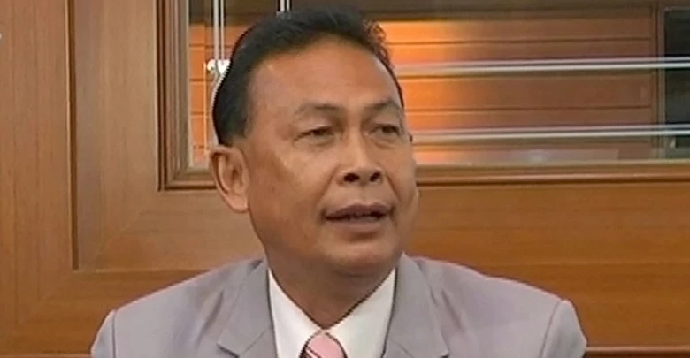 สุรทิน พิจารณ์  ส.ส.บัญชีรายชื่อ และ หัวหน้าพรรคประชาธิปไตยใหม่ 