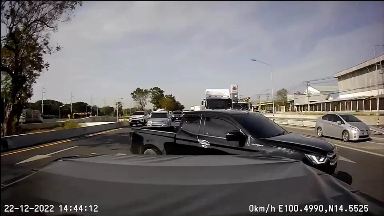 สุดระทึก! เปิดคลิป ตำรวจทางหลวง ไล่ล่ากระบะแต่งซิ่ง ขนแรงงานต่างด้าว