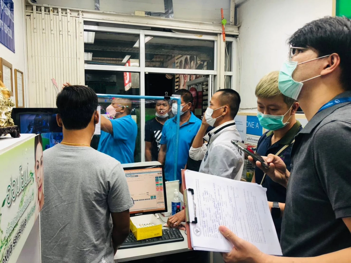 ปคบ. ลุย 4 จุดกทม. จับ 4 เภสัชกรเถื่อน ขายยา "ทรามาดอล-ยาแก้ไอ” ให้กลุ่มวัยรุ่น