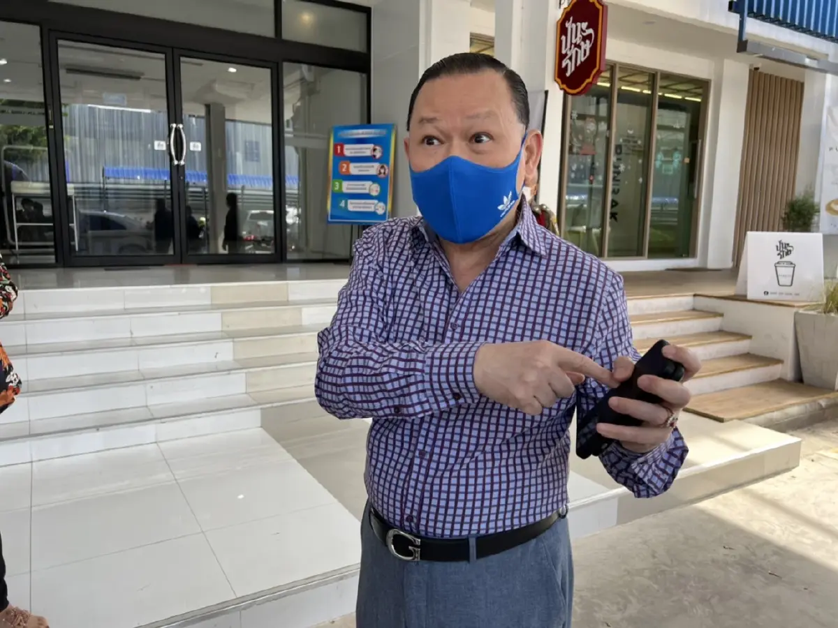 นายสันธนะ ประยูรรัตน์ อดีตนายตำรวจสันติบาล 