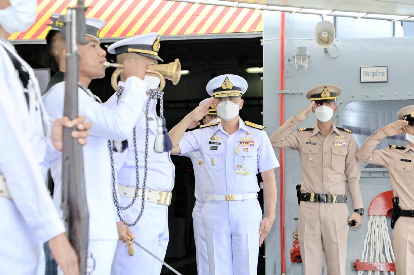 ทร.นำอัฐิ 3 วีรชน "เรือหลวงสุโขทัย" ทำพิธีลอยอังคาร ส่งดวงวิญญาณ