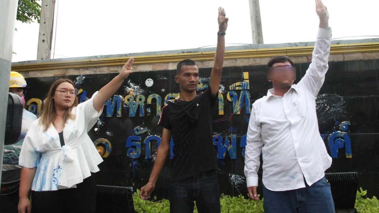 ศาลสั่งจำคุก “ไมค์ ภาณุพงศ์” พร้อมพวก 9 เดือน คดีชุมนุมปาไข่สาดสี