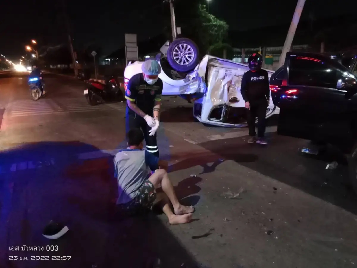 "ฟอร์จูนเนอร์"พุ่งชนกระบะ"ไทรทัน"กลางสี่แยกนิคมบางปู บาดเจ็บ 2 ราย