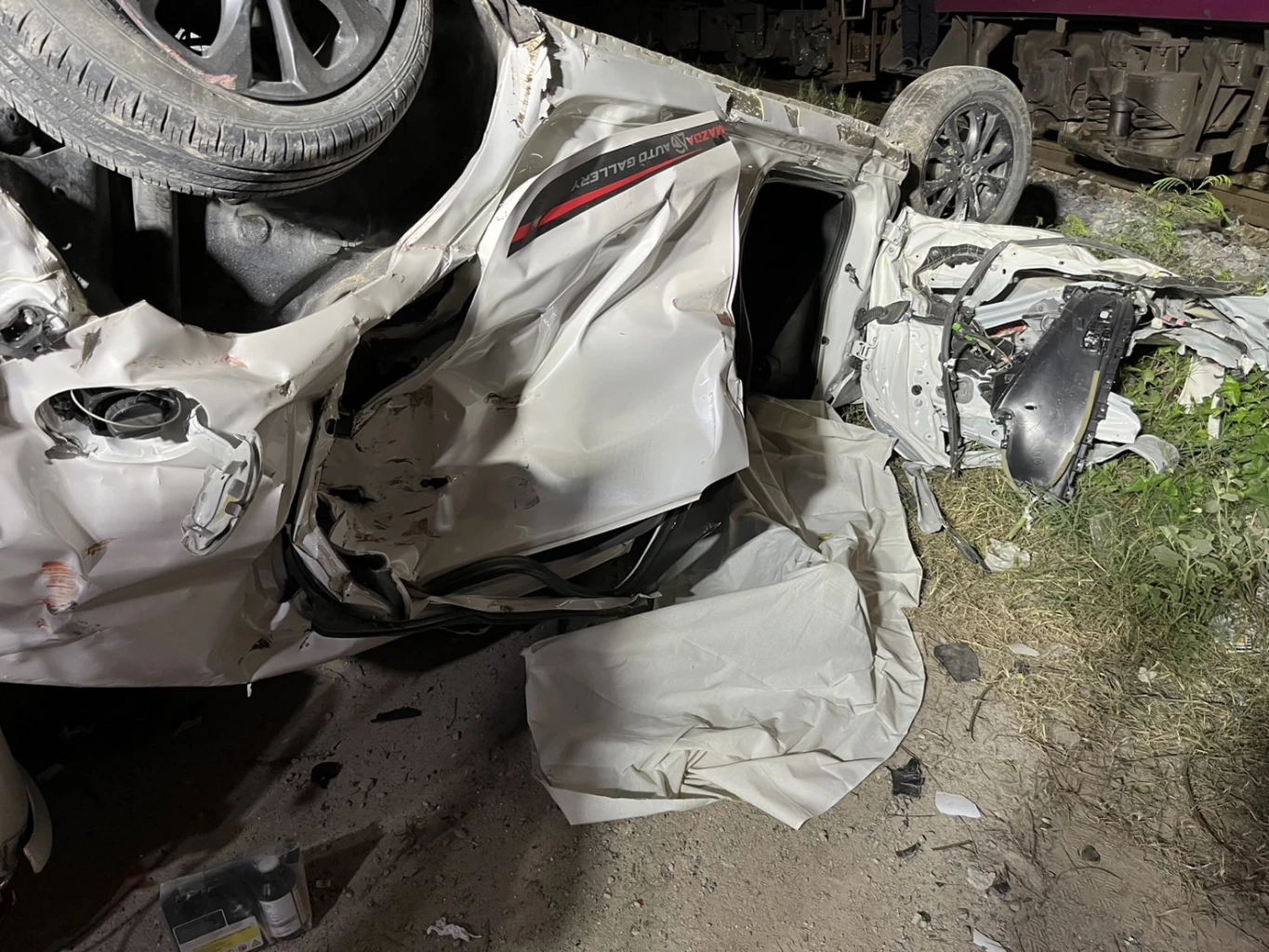 เก๋งซิ่งฝ่าไม้กั้นทางรถไฟ ถูกชนดับ 3 ศพ