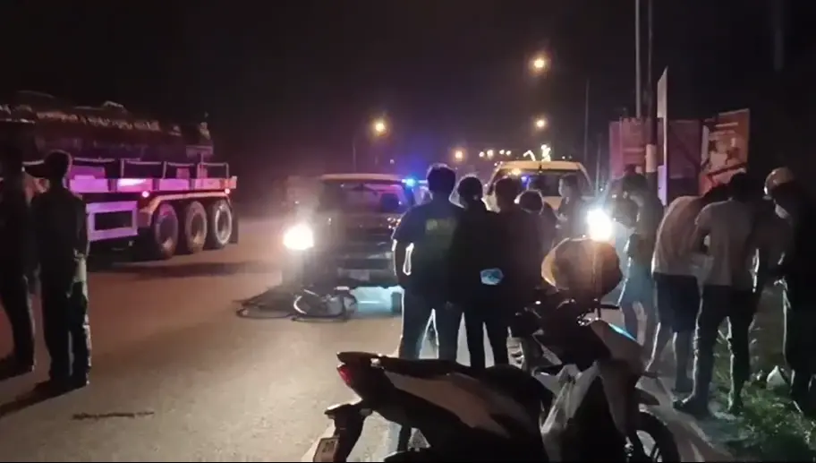 หนุ่มเมียนมาโกงตาย ปั่นจักรยานข้ามแยก ถูกกระบะชนรอดปาฏิหาริย์ (มีคลิป)