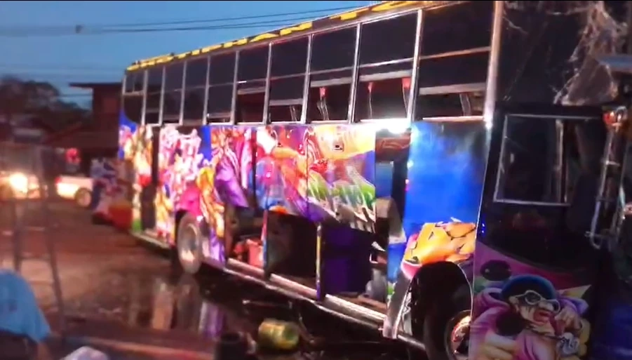 ระทึก! รถบัสทัศนศึกษา เจอรถแห่กลับรถตัดหน้า พุ่งชนยับ นร.เจ็บอื้อ (มีคลิป)