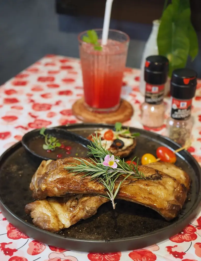 ลิ้มรสเมนูอร่อยธีมคริสต์มาสสไตล์ Chef's table ที่ร้าน ‘ทำเสื้อทำสวน’