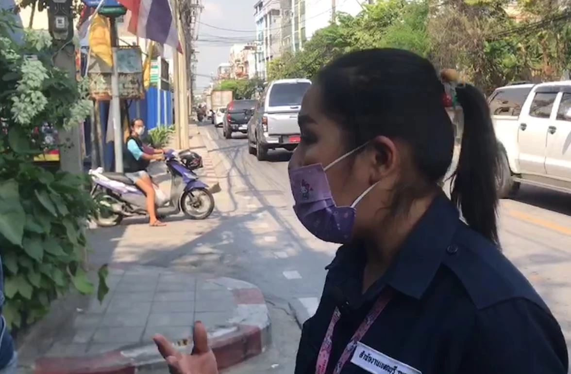 แม่ขี่ จยย. พาลูกสาวไปส่ง รร. เกิดเสียหลักล้ม รถเมล์วิ่งสวนมาทับหนูน้อยดับ