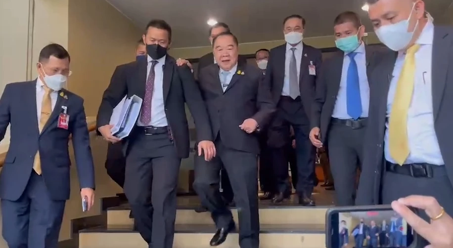 โชว์นิ่ง! "บิ๊กป้อม" อารมณ์ดียักคิ้วให้สื่อ อุบตอบปม "มิ่งขวัญ" ลาออก