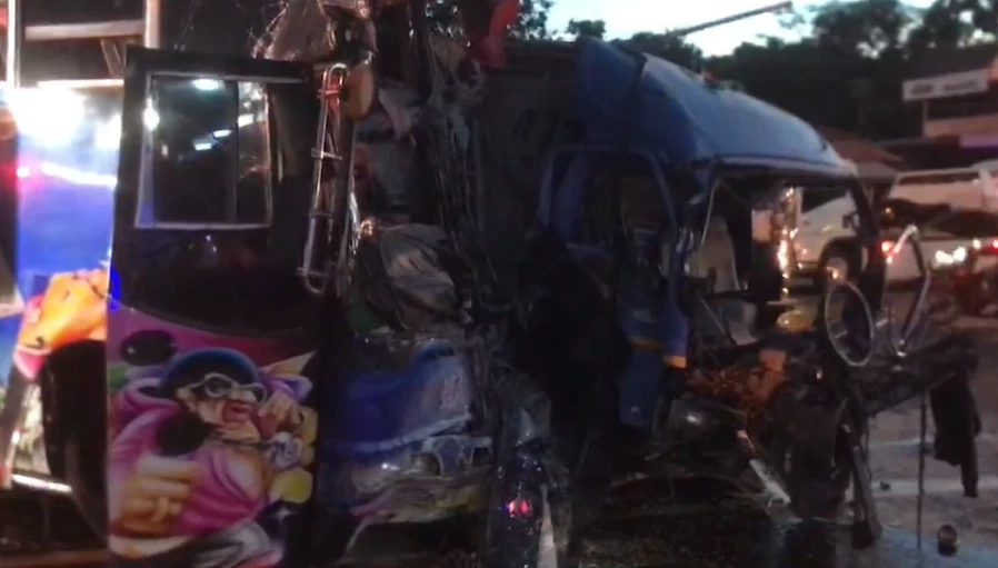 ระทึก! รถบัสทัศนศึกษา เจอรถแห่กลับรถตัดหน้า พุ่งชนยับ นร.เจ็บอื้อ (มีคลิป)