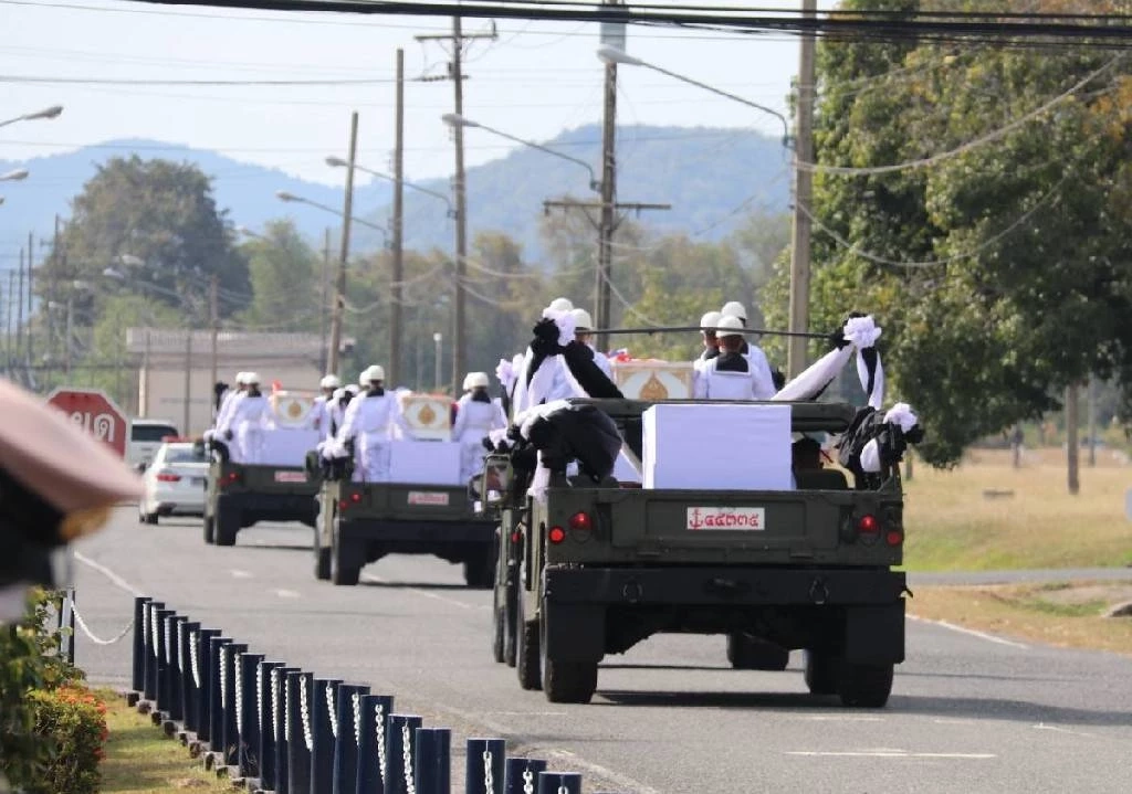 ร่าง 3 กำลังพล ร.ล.สุโขทัย รวม "หมอแชมป์" ถึงสัตหีบแล้วอย่างสมเกียรติ