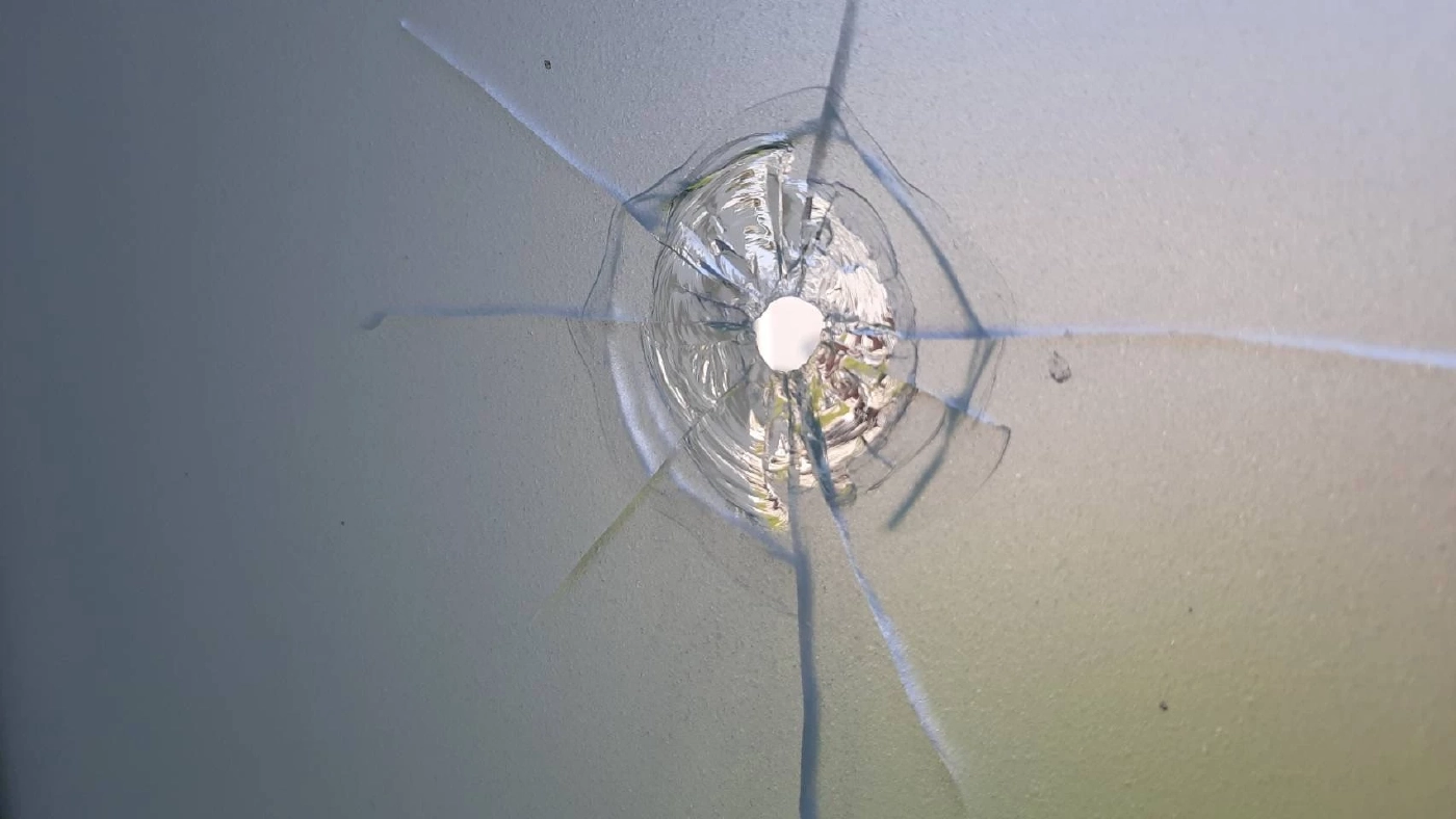 นักธุรกิจสาว ผวา! กระสุนปริศนา ยิงทะลุกระจกหมู่บ้านหรู