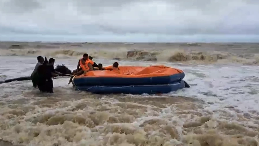 คลื่นลมแรงซัดเรืออินโดนีเซีย เกยหาดตะโละกาโปร์ 8 ชีวิตสละเรือเอาชีวิตรอด
