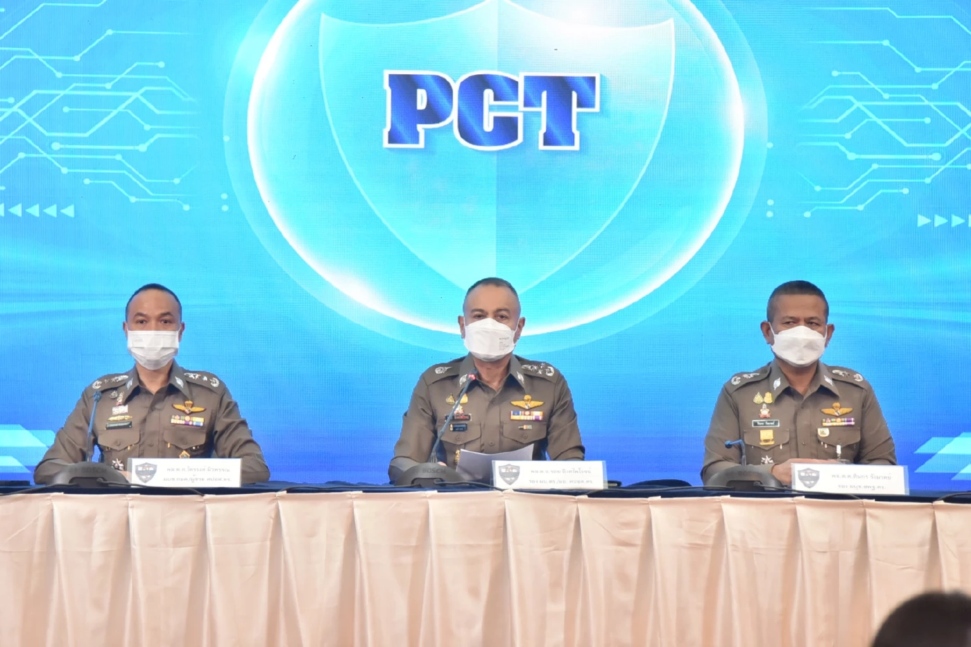 พล.ต.อ.รอย อิงคไพโรจน์ รอง ผบ.ตร. ในฐานะ ผอ.ศปอส.ตร.แถลงทลายเว็บขายปืนเถื่อน