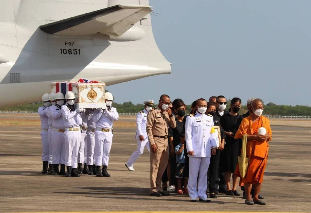 ร่าง 3 กำลังพล ร.ล.สุโขทัย รวม "หมอแชมป์" ถึงสัตหีบแล้วอย่างสมเกียรติ
